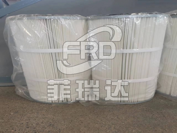 濾筒是由一定長(zhǎng)度挺括的濾料折疊成褶,